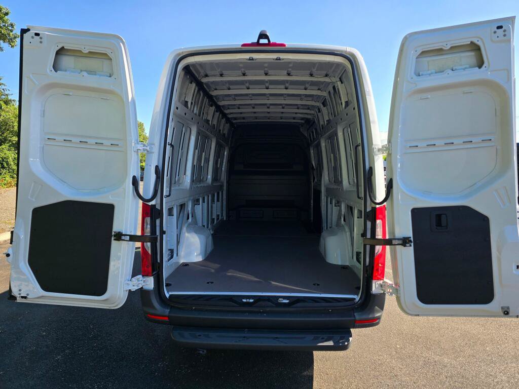 New 2025 Mercedes-Benz eSprinter 170 Cargo image 16