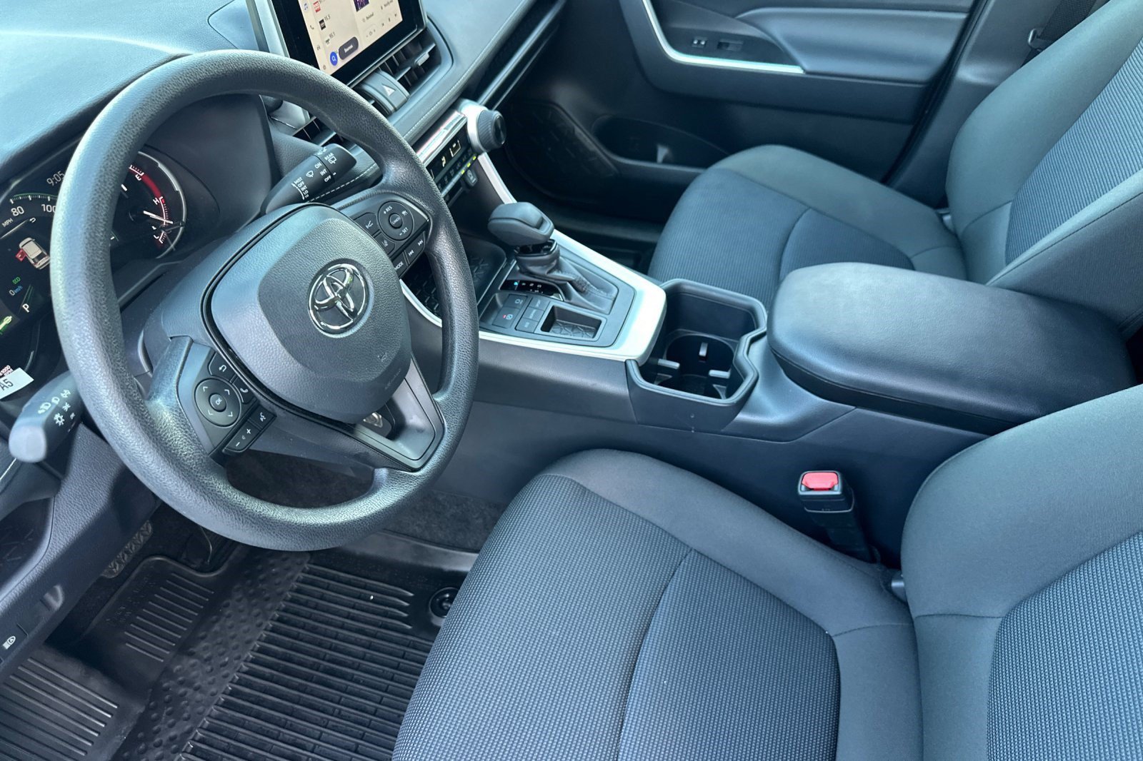 Used 2025 Toyota RAV4 LE FWD image 4