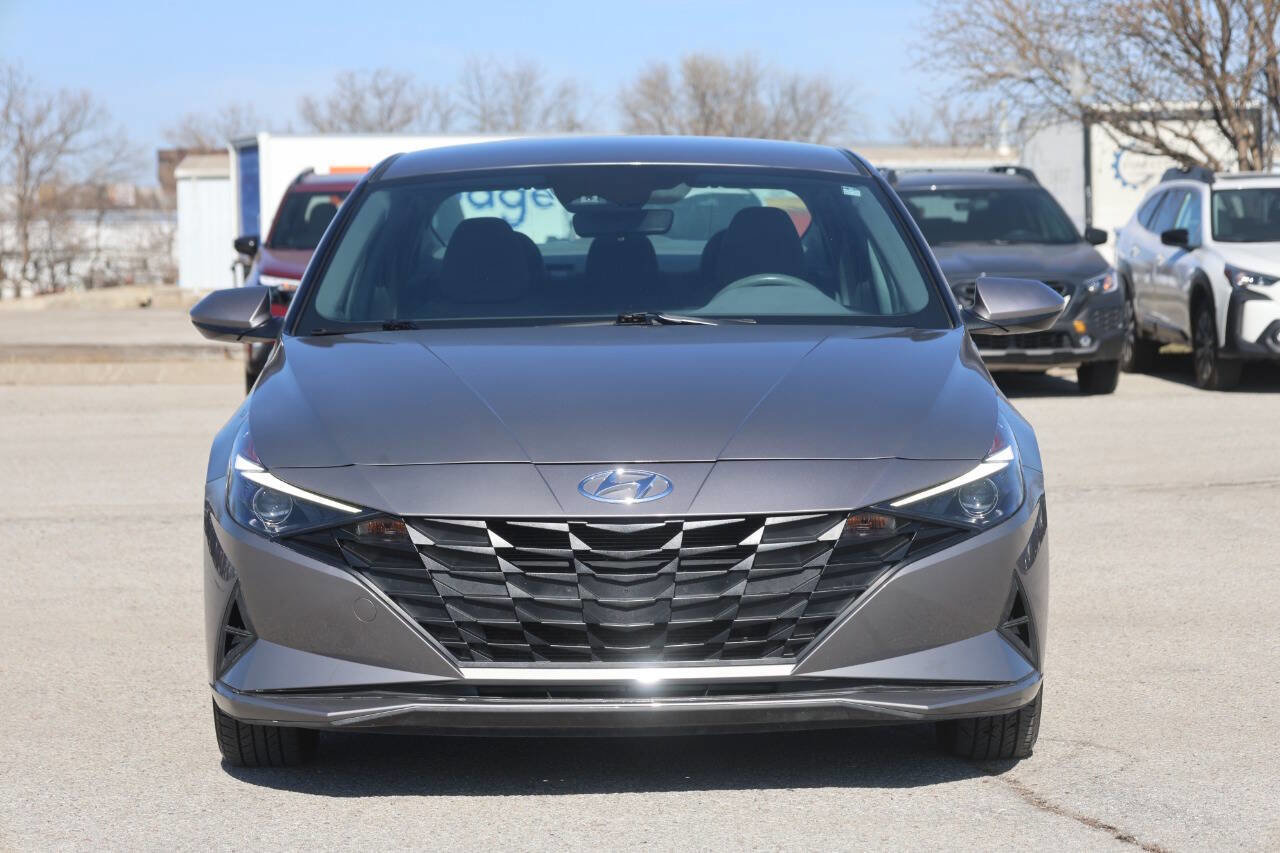 Used 2023 Hyundai Elantra SE FWD image 2