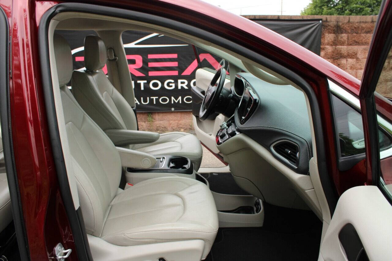 Used 2021 Chrysler Pacifica Touring-L FWD image 9