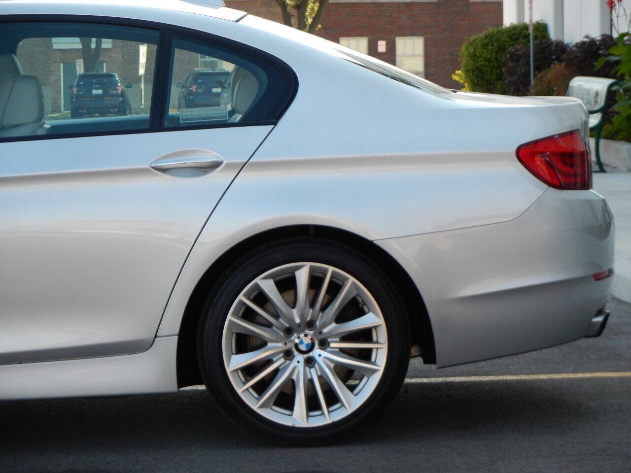 Used 2012 BMW 550i xDrive Sedan AWD/4WD image 12