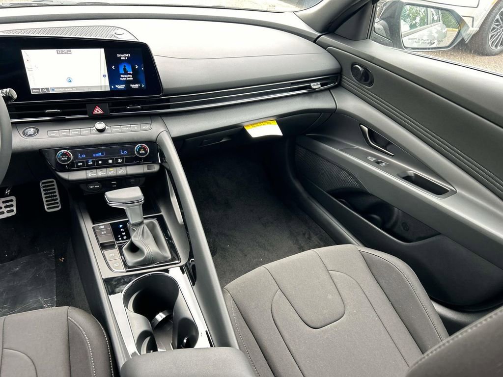 New 2025 Hyundai Elantra SEL FWD image 18