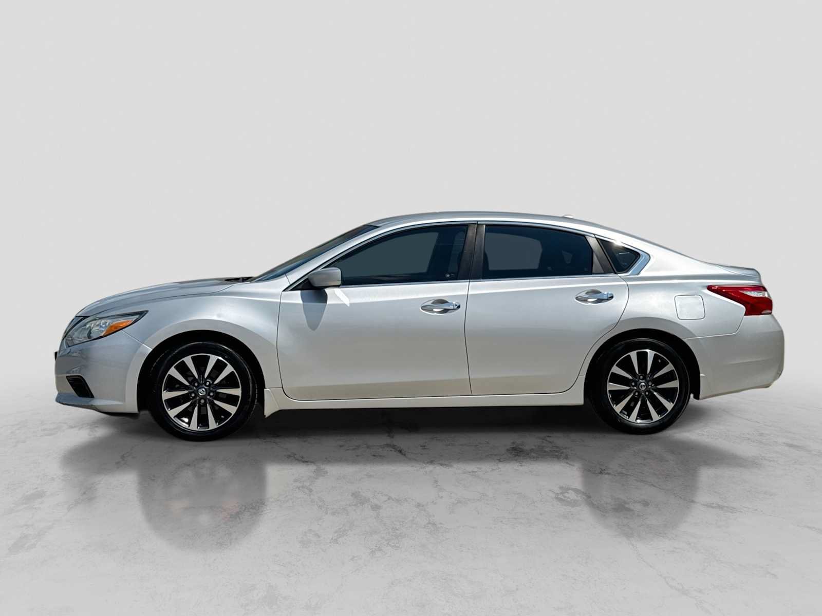 Used 2016 Nissan Altima 2.5 SV FWD image 3