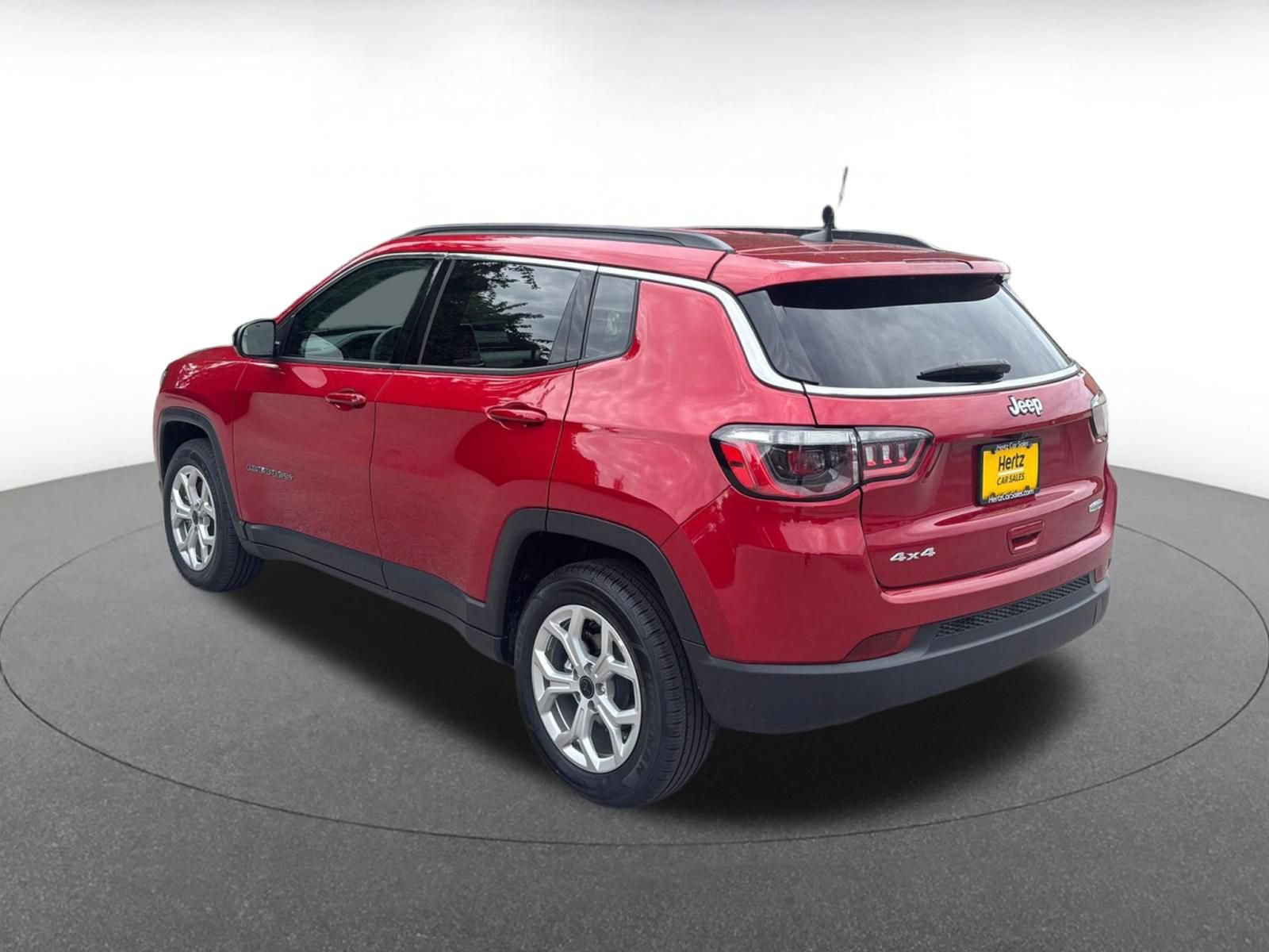 Used 2025 Jeep Compass Latitude AWD/4WD image 7