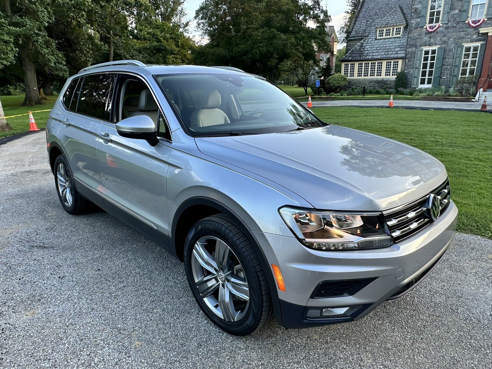 Used 2020 Volkswagen Tiguan SEL AWD/4WD image 2