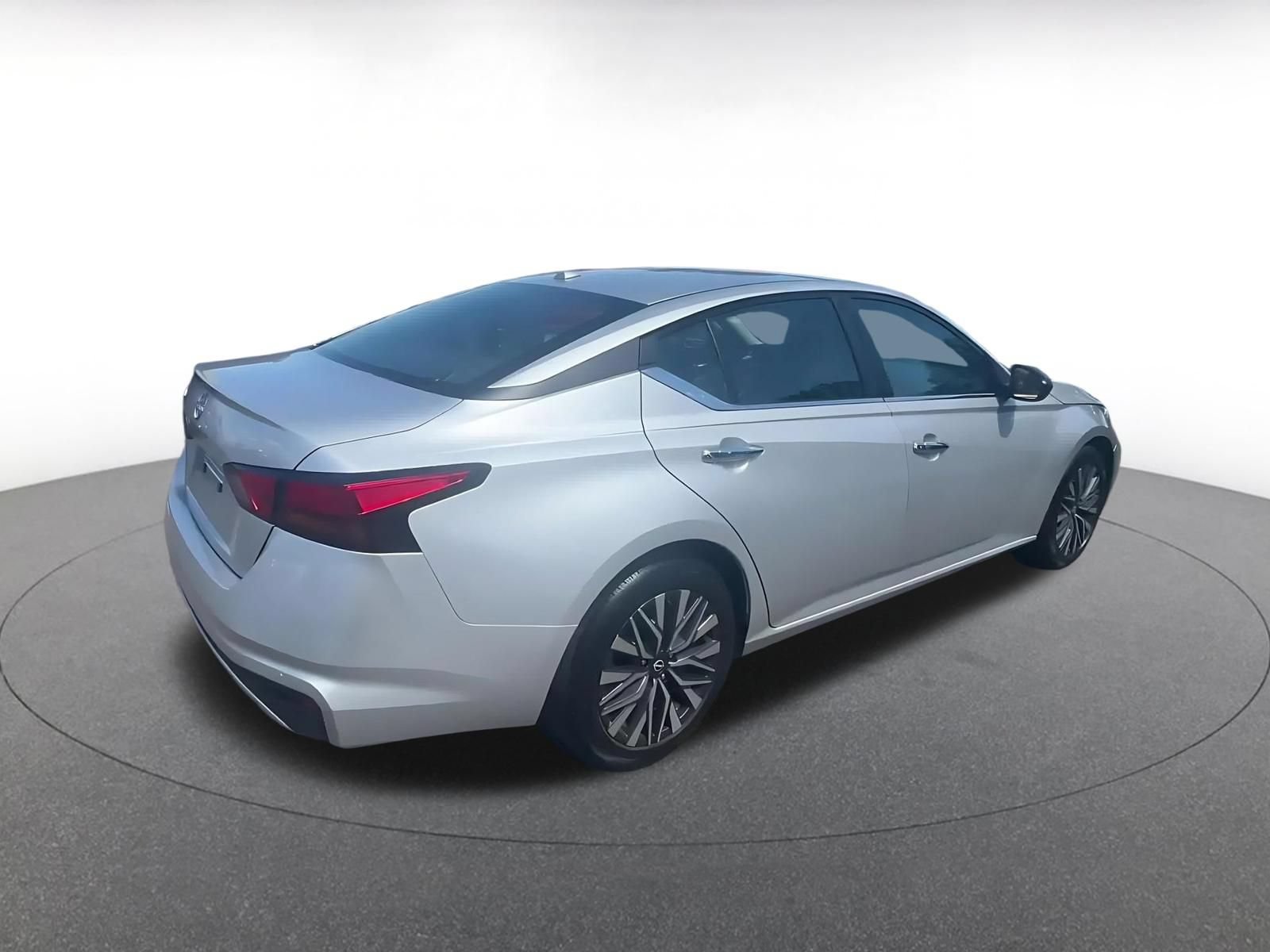 Used 2025 Nissan Altima 2.5 SV FWD image 14