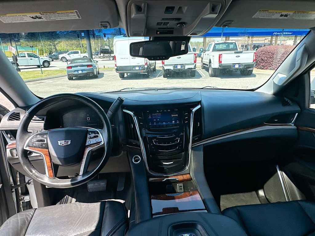 Used 2015 Cadillac Escalade Luxury image 3