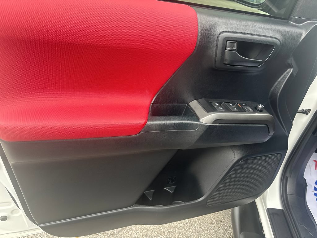 Used 2018 Toyota Tacoma SR5 AWD/4WD image 15