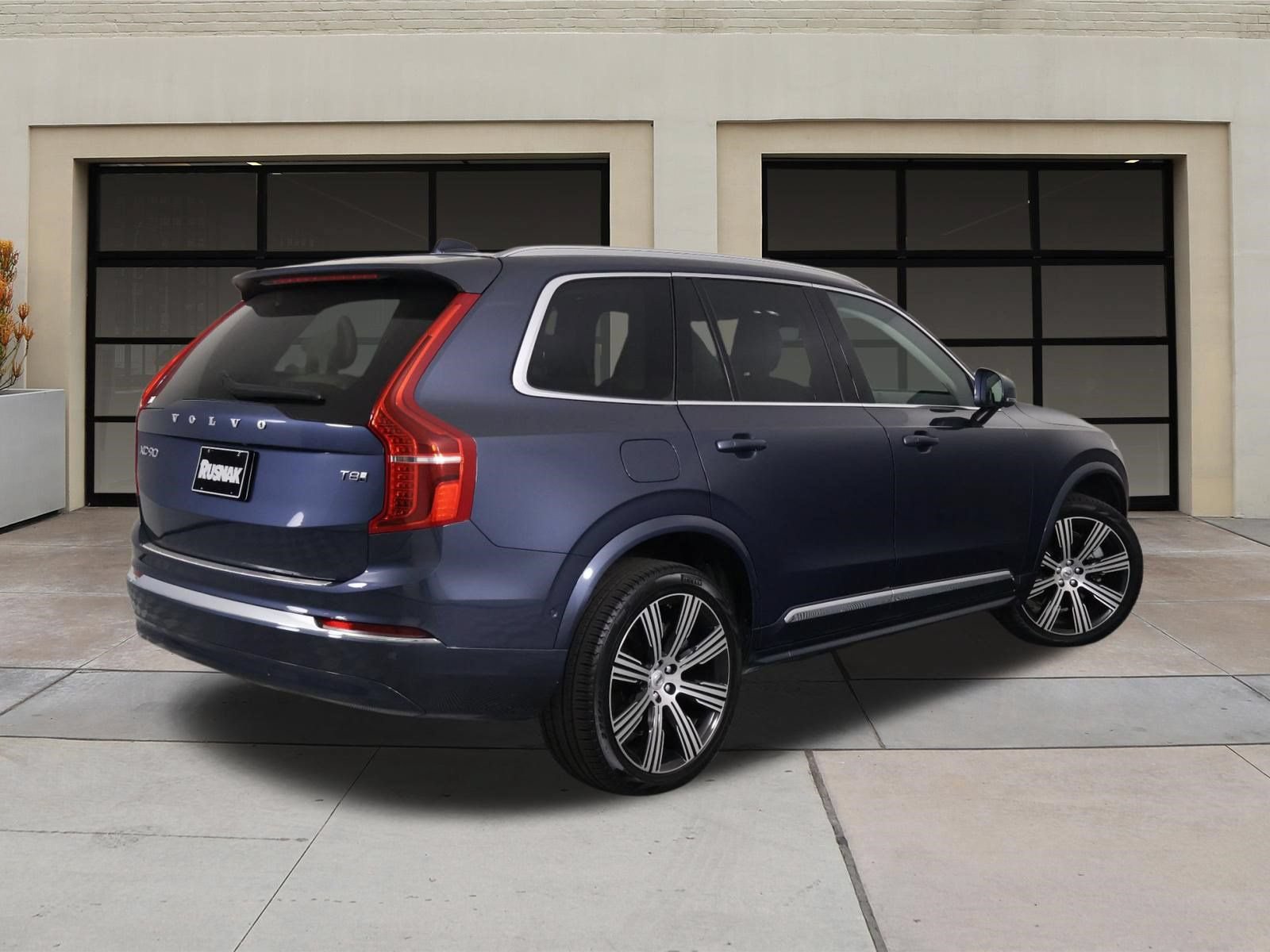 Certified 2025 Volvo XC90 T8 Plus w/ Protection Package Premier AWD/4WD image 4