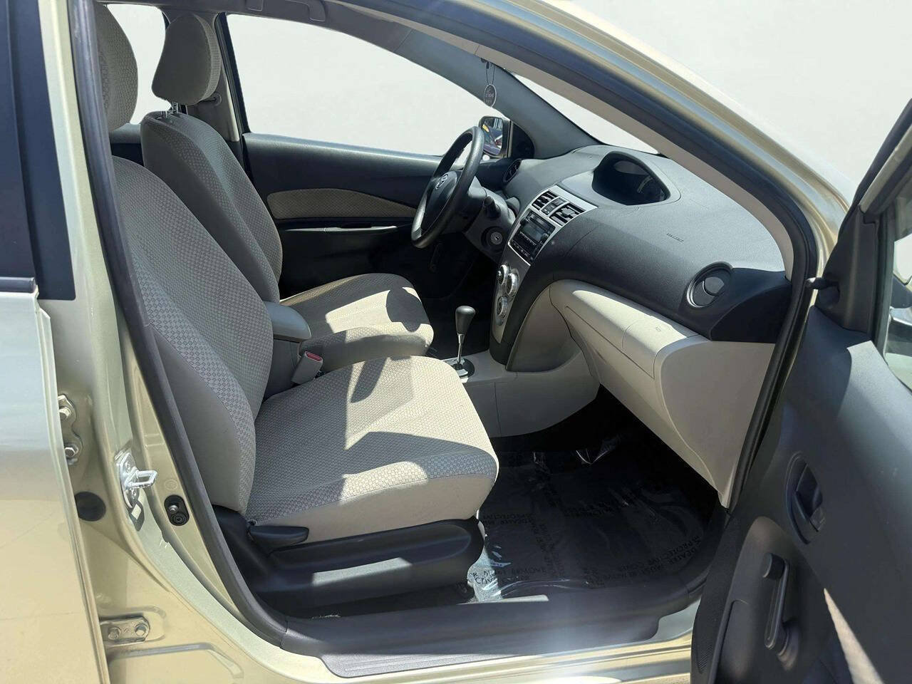 Used 2008 Toyota Yaris S FWD image 12