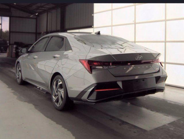 Used 2025 Hyundai Elantra Limited FWD image 5