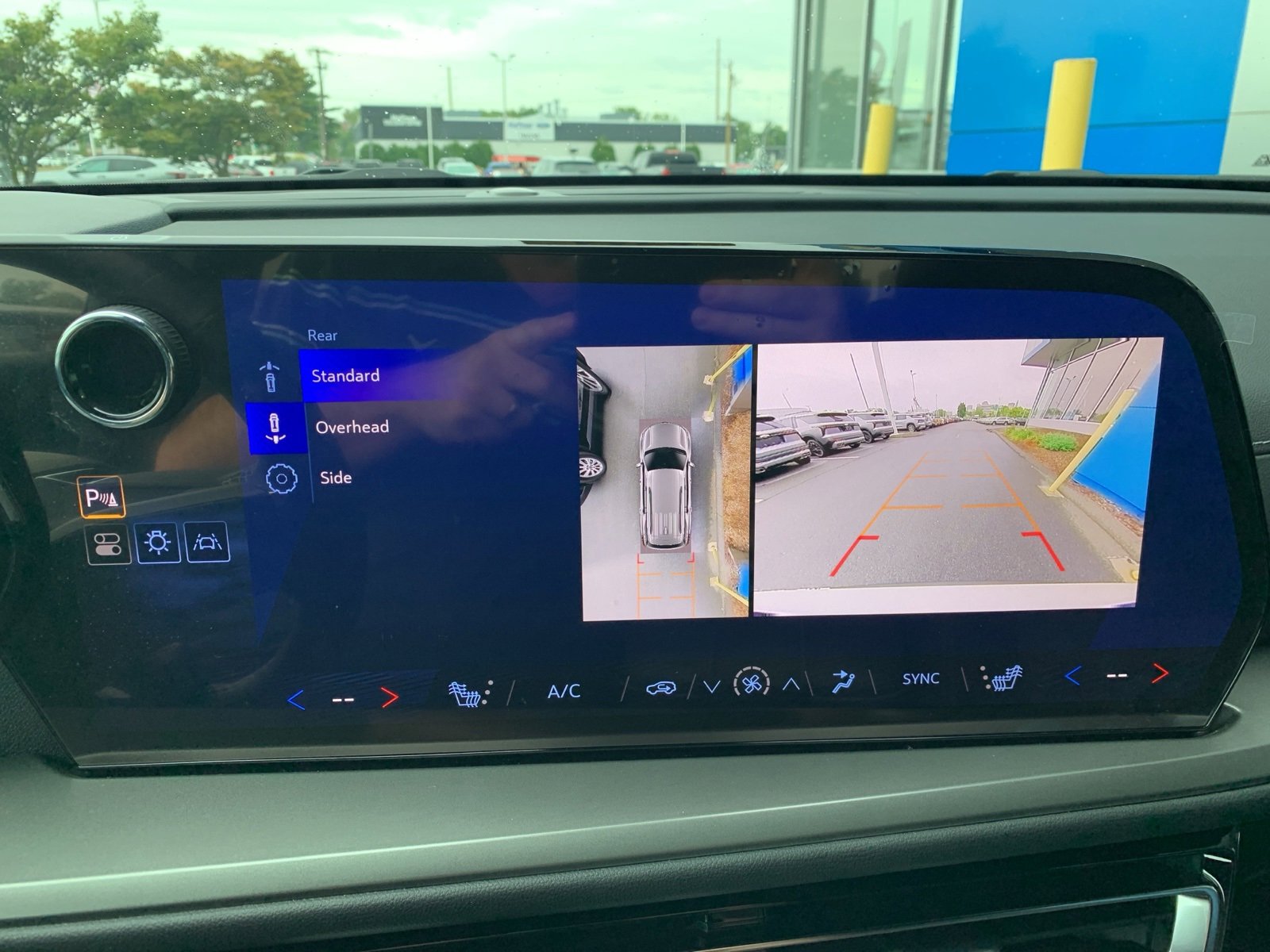 Used 2024 Chevrolet Traverse LT image 27