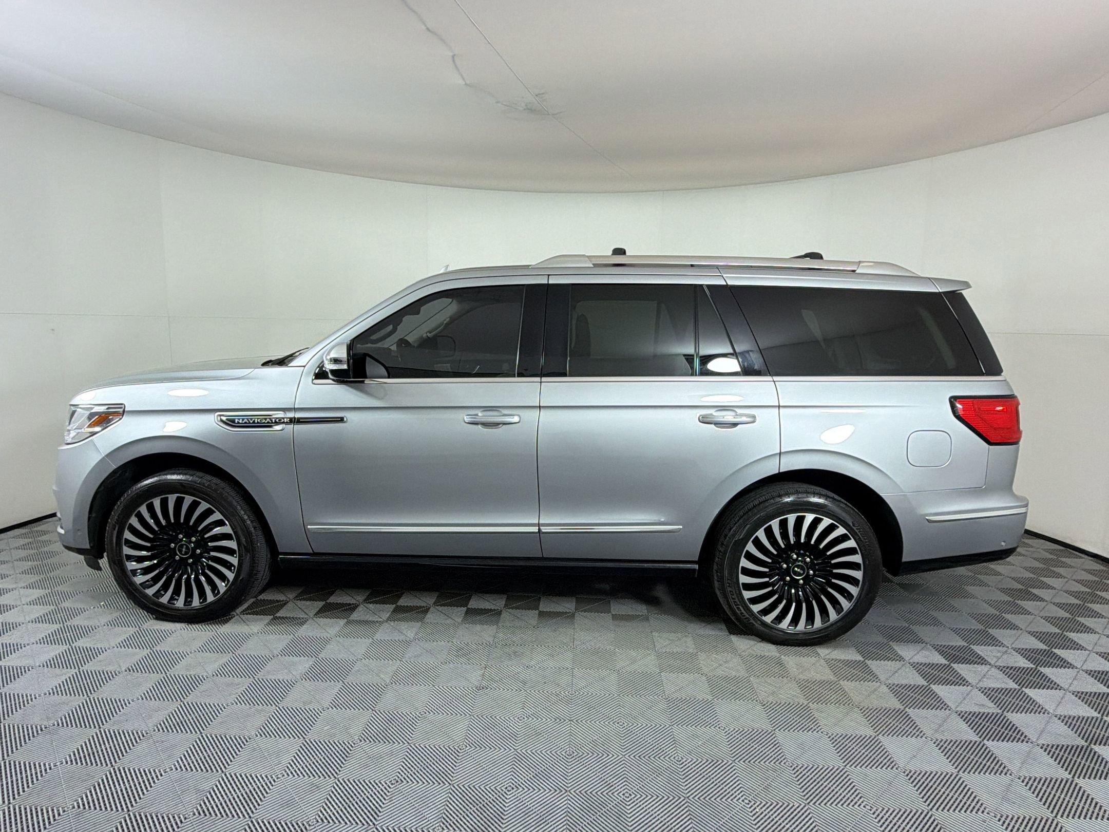 Used 2021 Lincoln Navigator Black Label w/ Cargo Convenience Package AWD/4WD image 2
