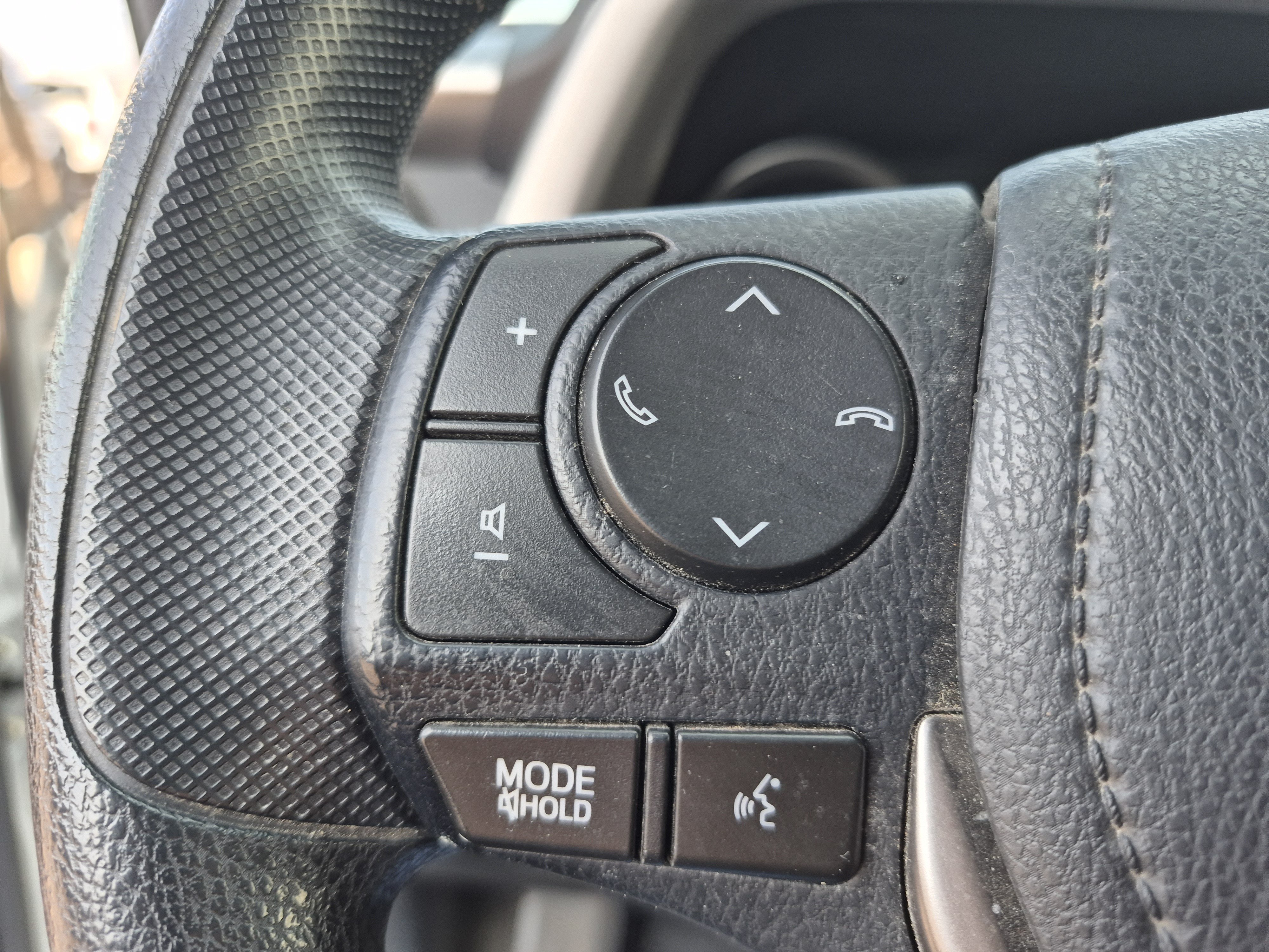 Used 2018 Toyota RAV4 LE w/ Carpet Mat Package AWD/4WD image 25
