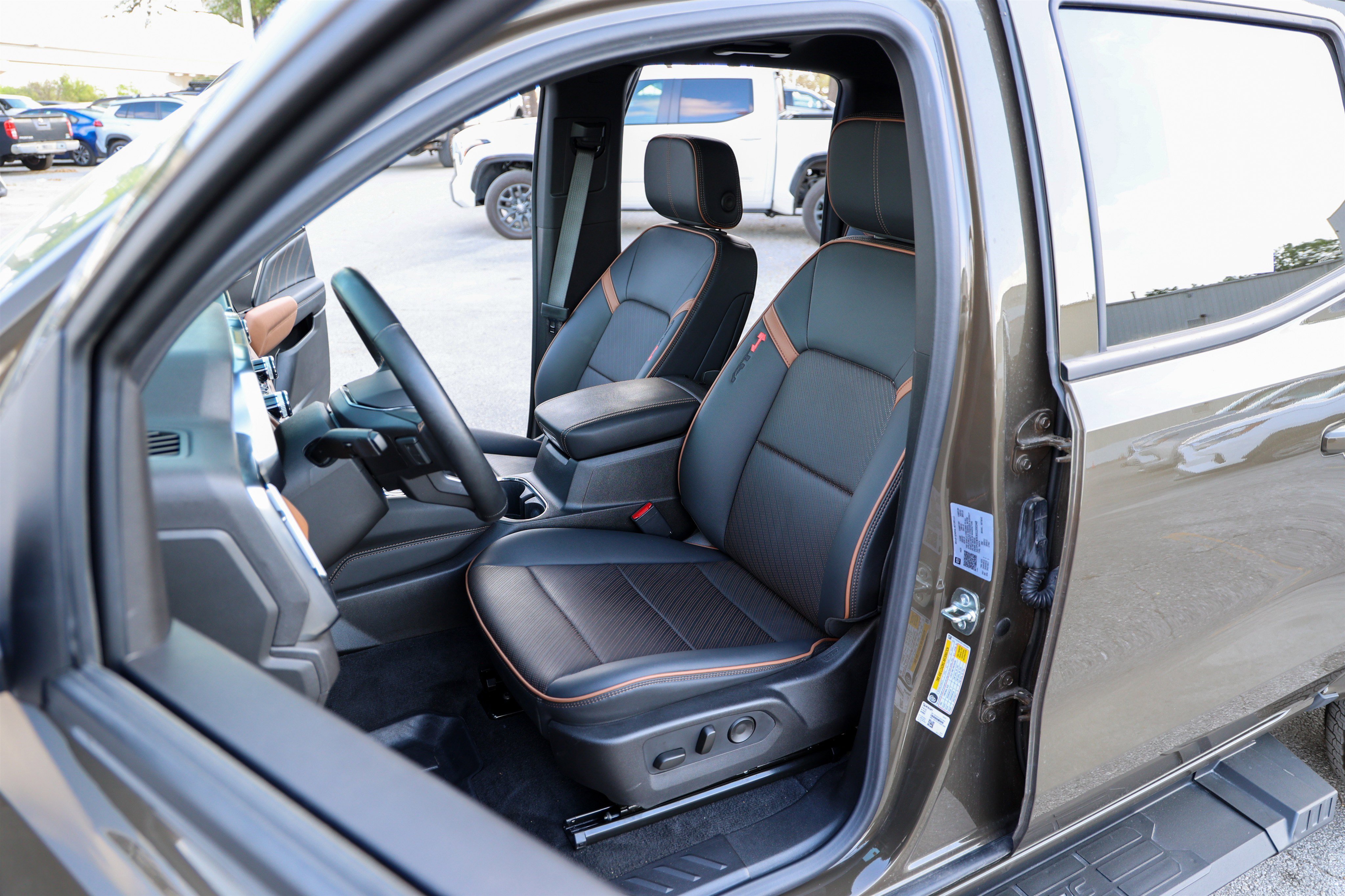 Used 2025 GMC Canyon AT4 w/ AT4 Premium Package image 35