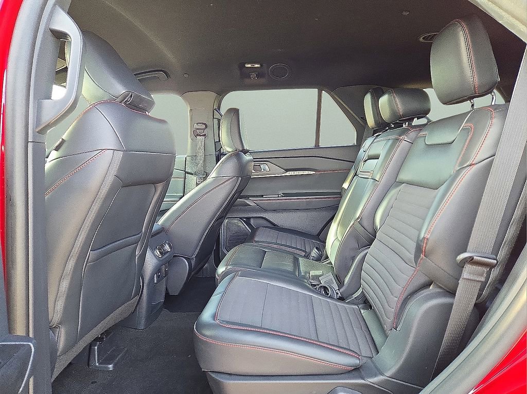 Used 2025 Ford Explorer ST-Line w/ ST-Line Street Pack image 17