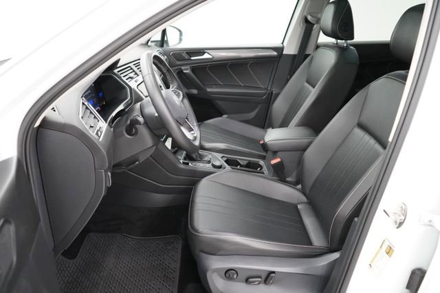 Used 2022 Volkswagen Tiguan SE w/ Panoramic Sunroof Package image 9