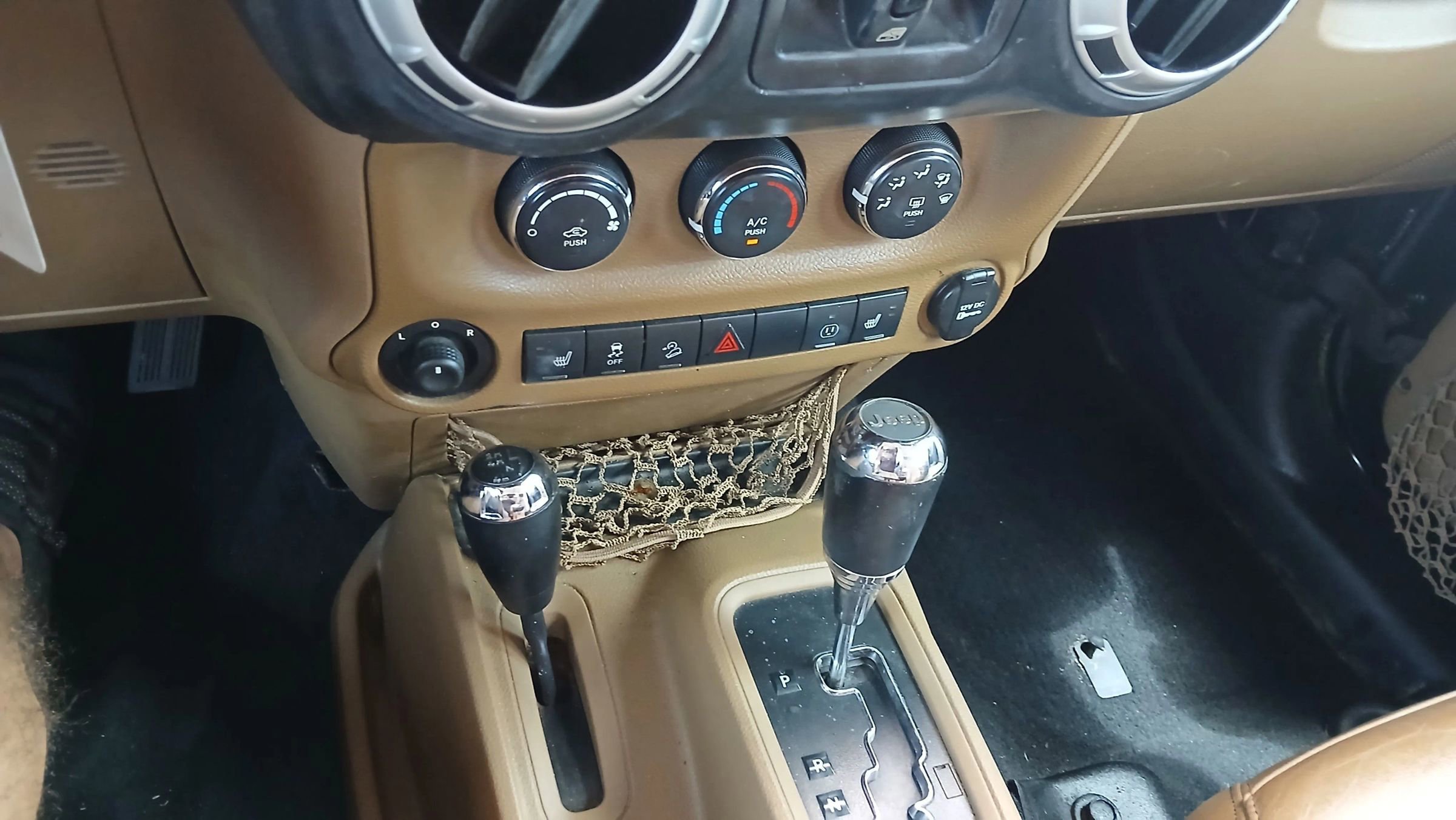 Used 2013 Jeep Wrangler Unlimited Sahara w/ Connectivity Group AWD/4WD image 34