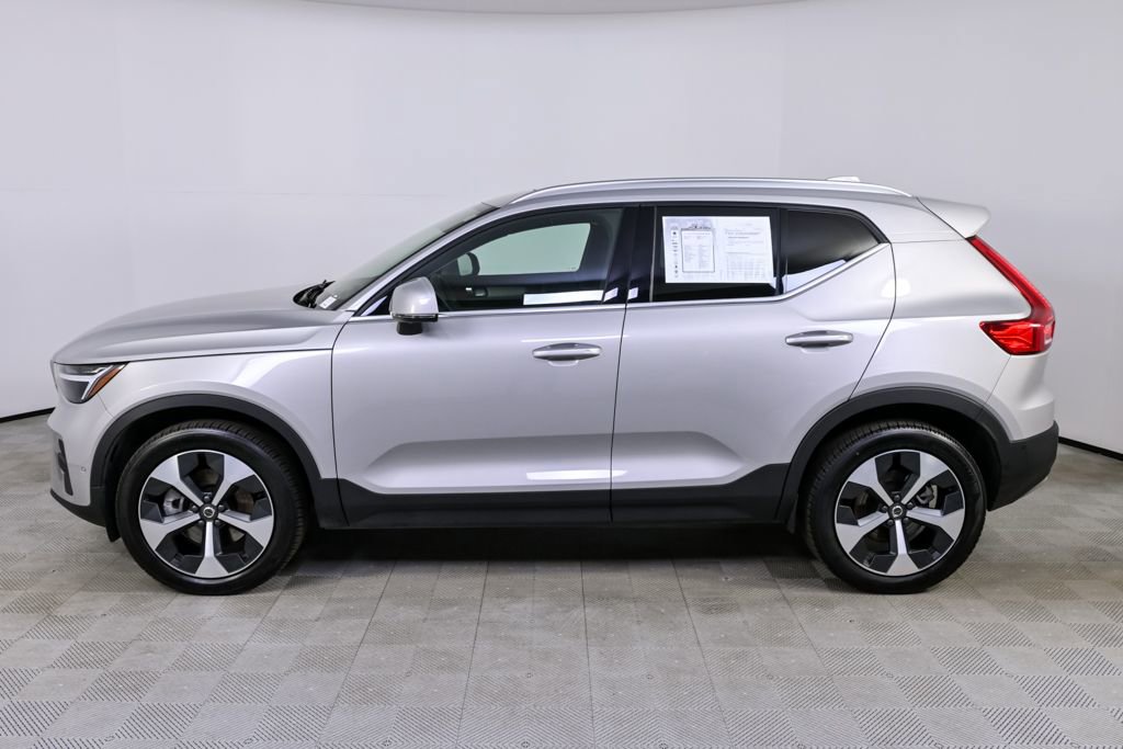 Certified 2025 Volvo XC40 B5 Plus image 2