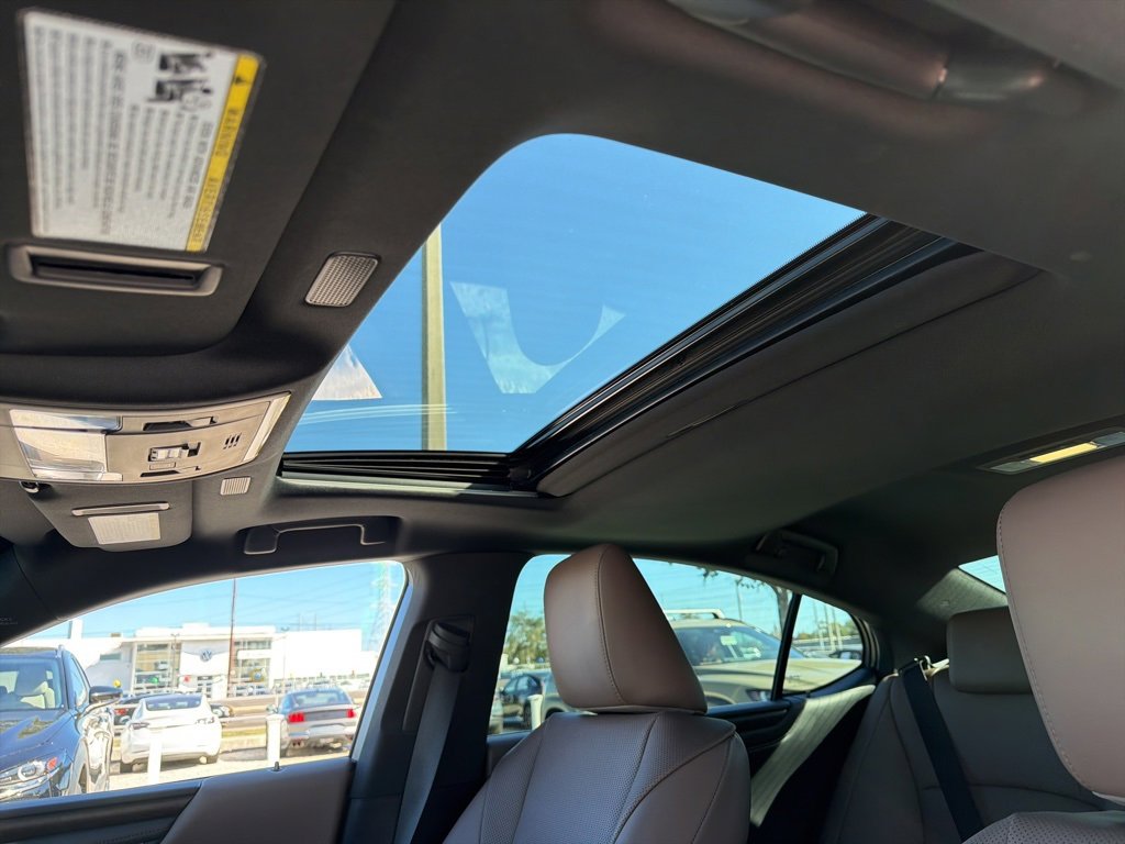 Used 2024 Lexus ES 350 w/ Premium Package image 4