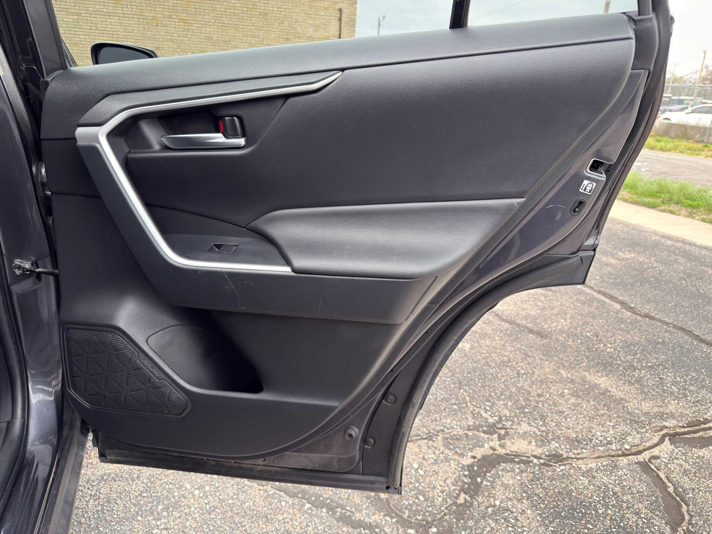 Used 2020 Toyota RAV4 XLE image 30