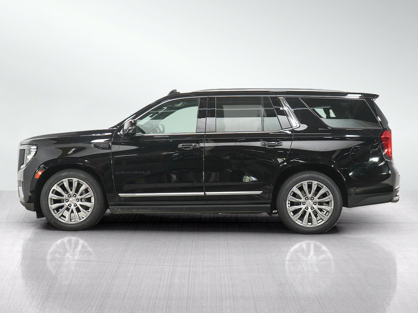 Used 2022 GMC Yukon Denali w/ Denali Premium Package AWD/4WD image 2