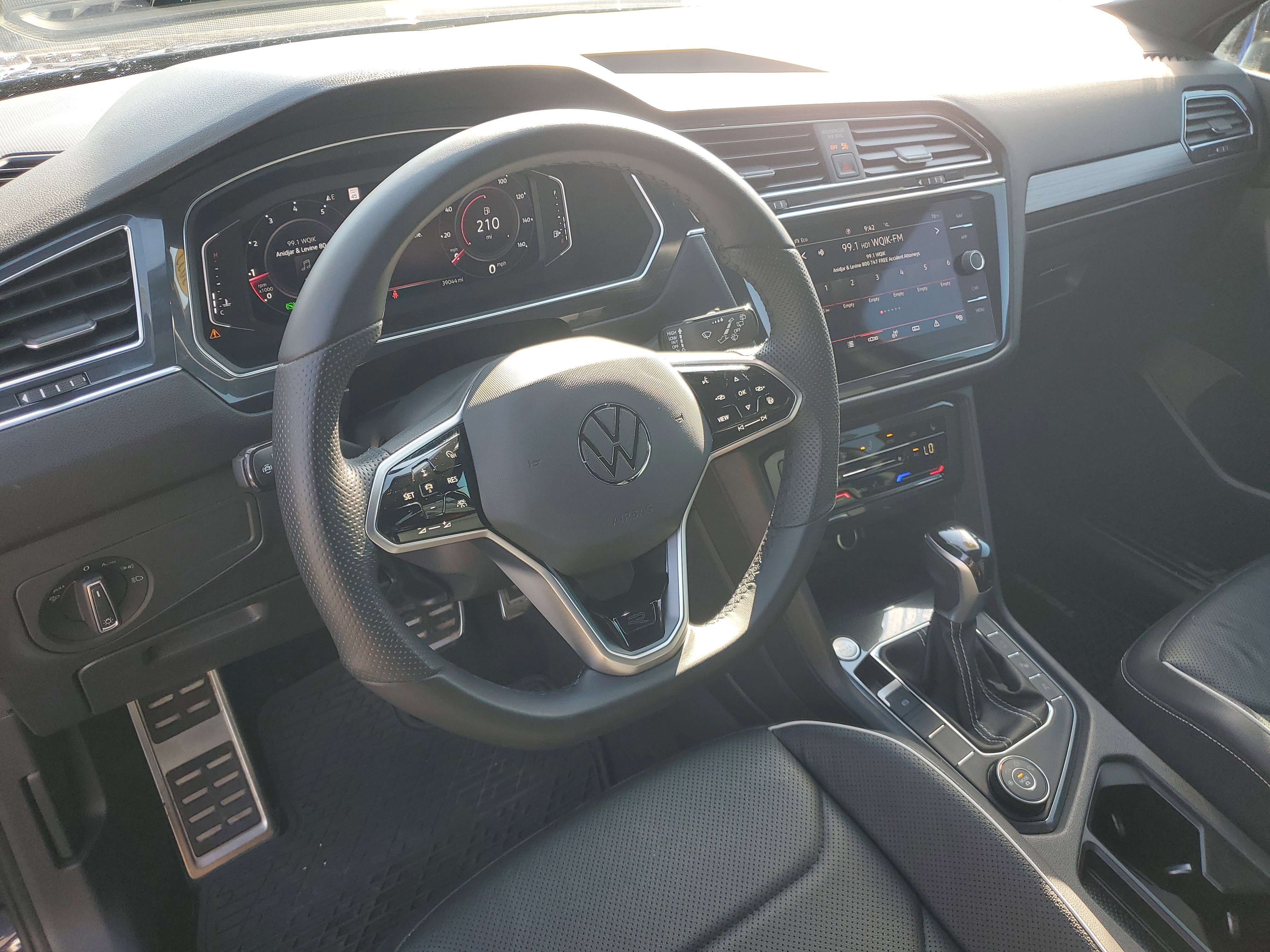 Used 2022 Volkswagen Tiguan SEL R-Line image 25