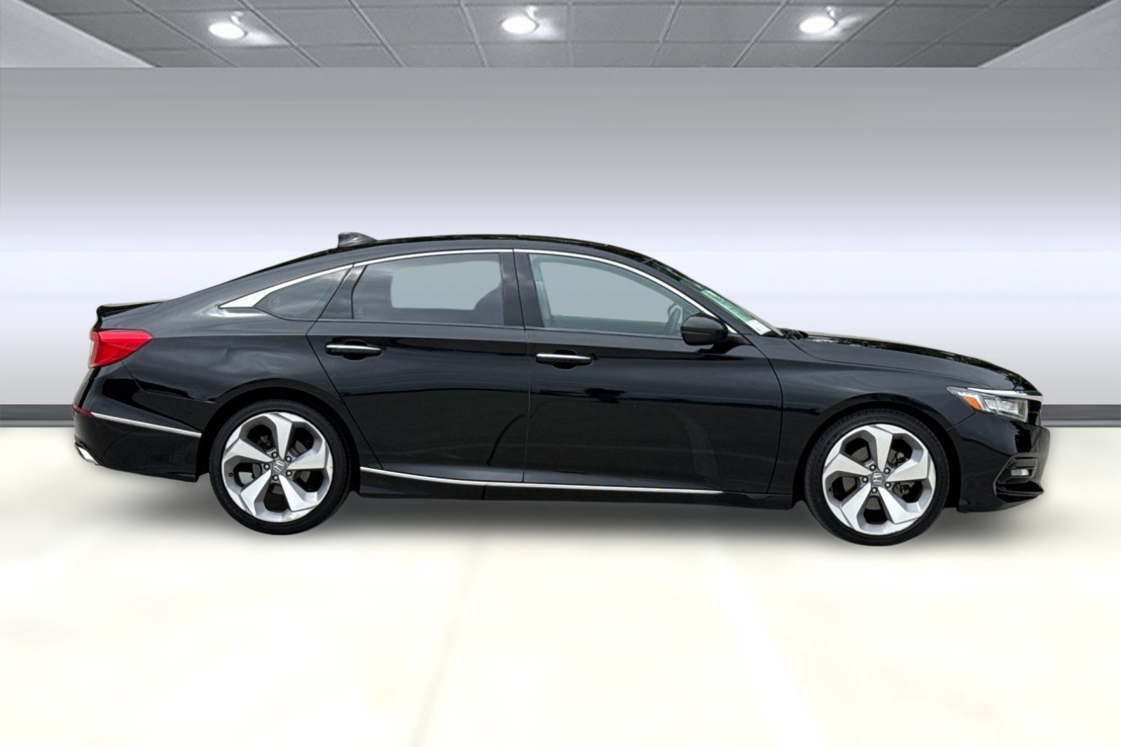 Used 2018 Honda Accord Touring image 7