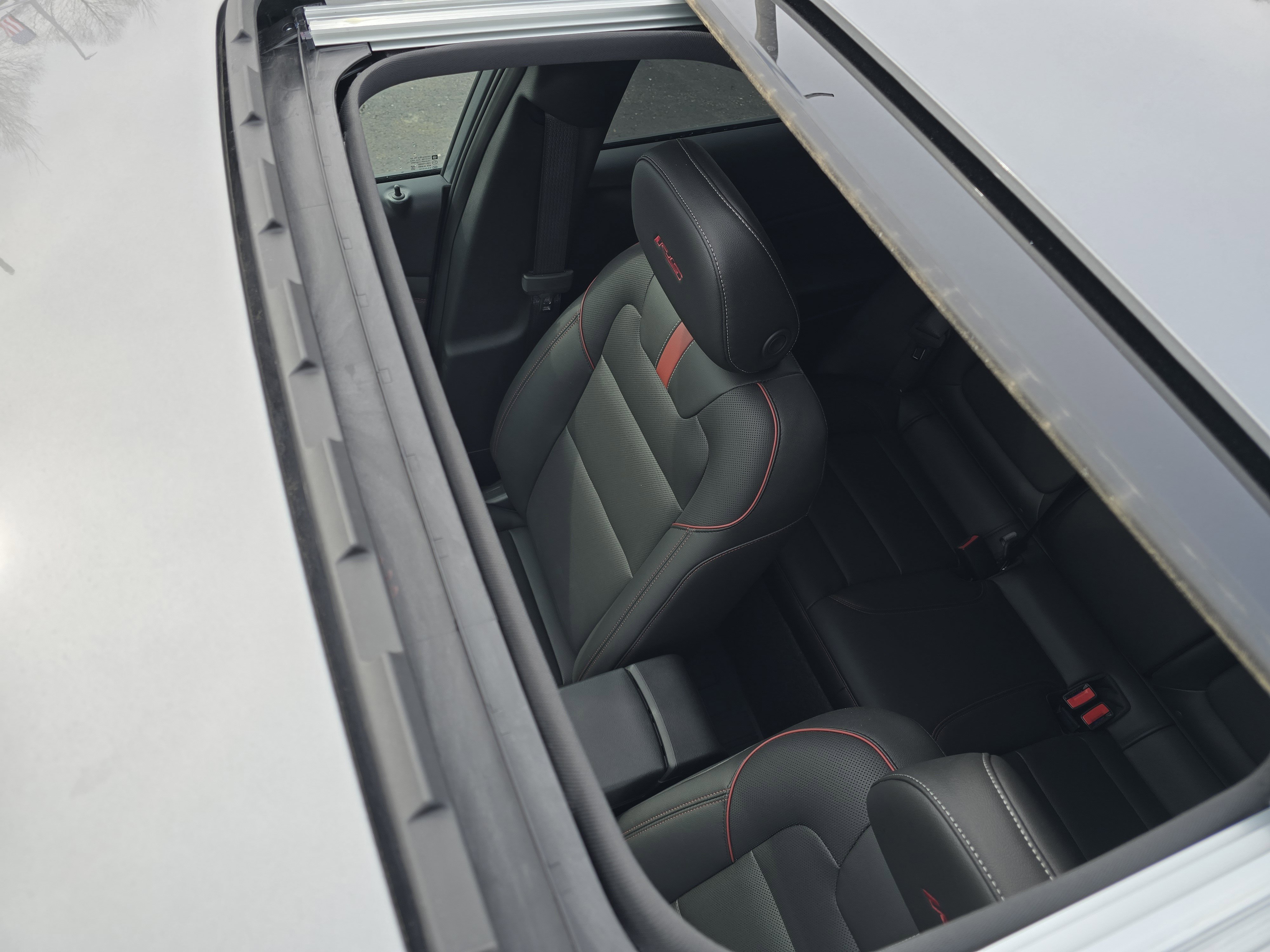 Used 2025 Chevrolet Trax RS w/ Sunroof Package image 3