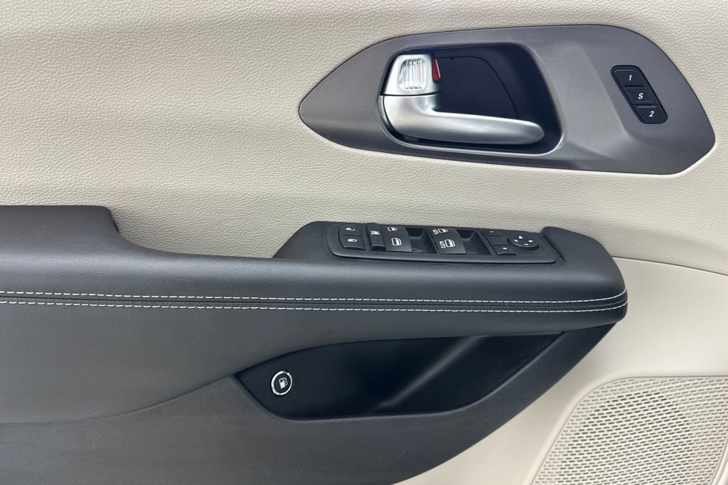 Used 2023 Chrysler Pacifica Touring-L FWD image 11