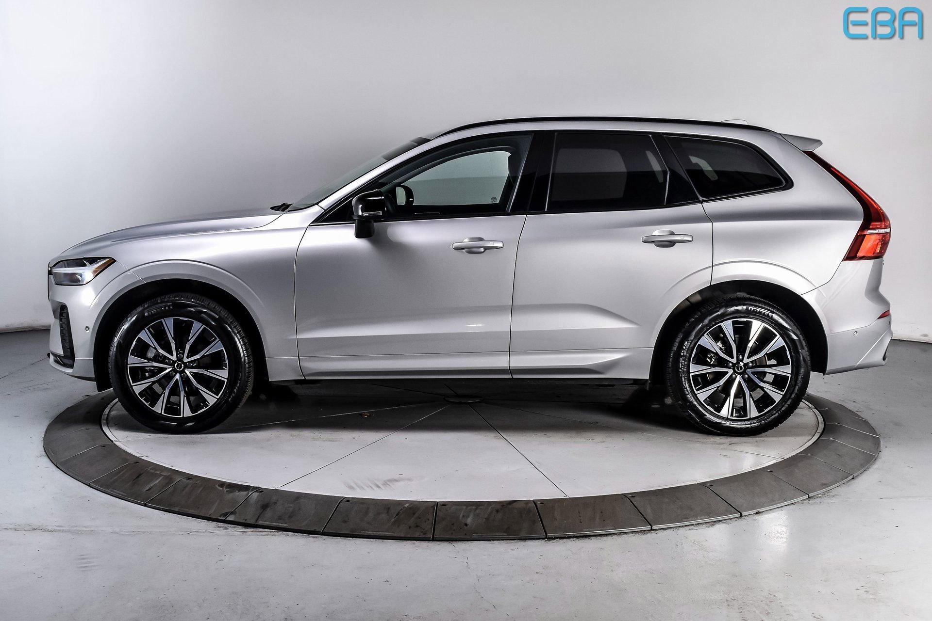 Used 2025 Volvo XC60 B5 Plus AWD/4WD image 3
