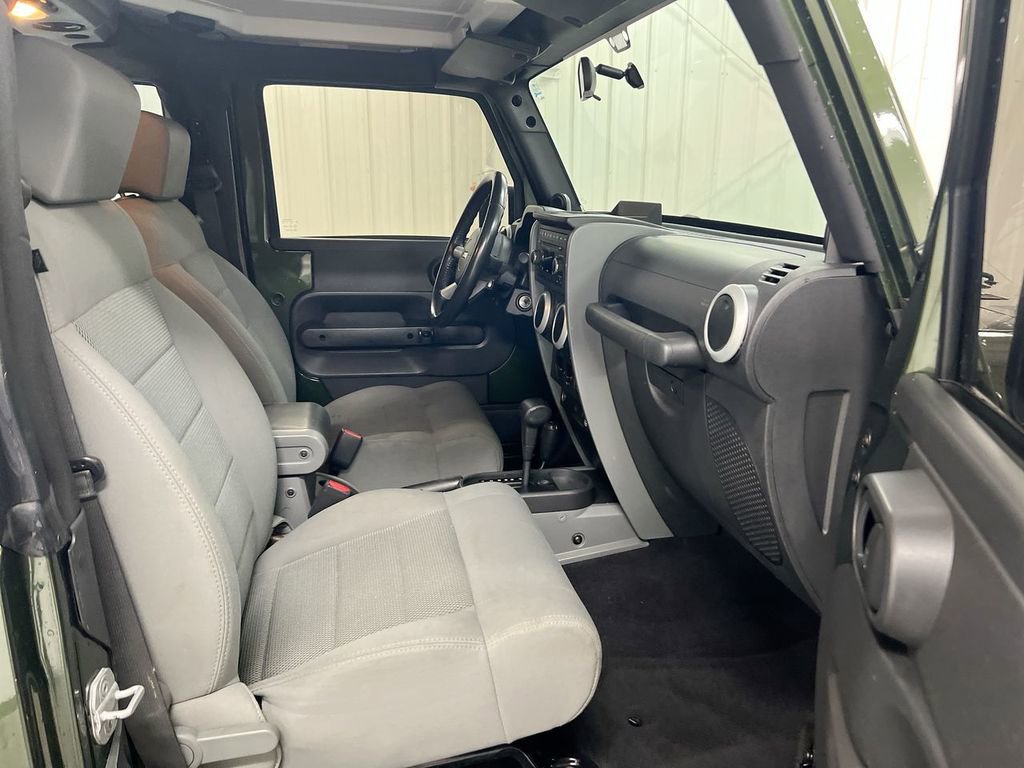 Used 2008 Jeep Wrangler Sahara w/ Dual Top Group image 19