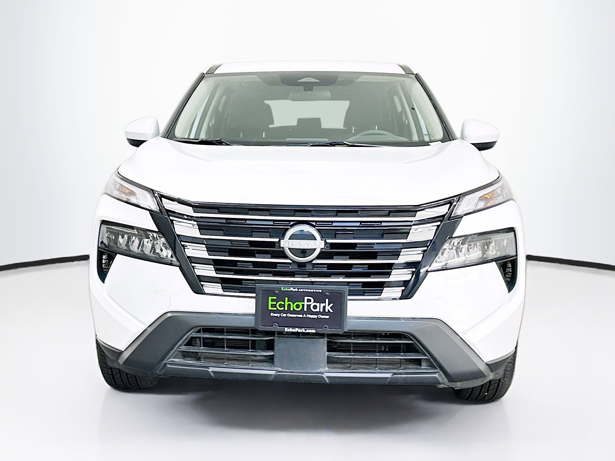 Used 2025 Nissan Rogue SV image 2