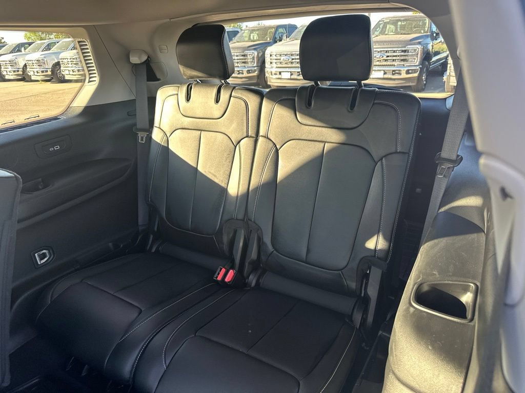 Used 2023 Jeep Grand Cherokee L Limited w/ Black Appearance Package AWD/4WD image 24