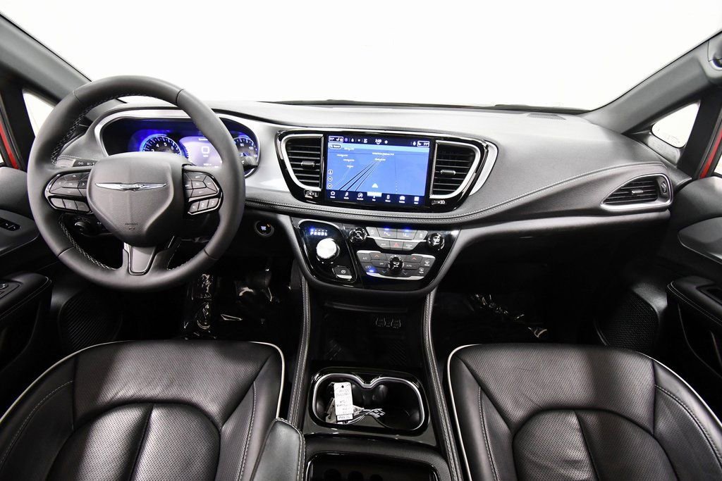 Used 2025 Chrysler Pacifica Limited image 3