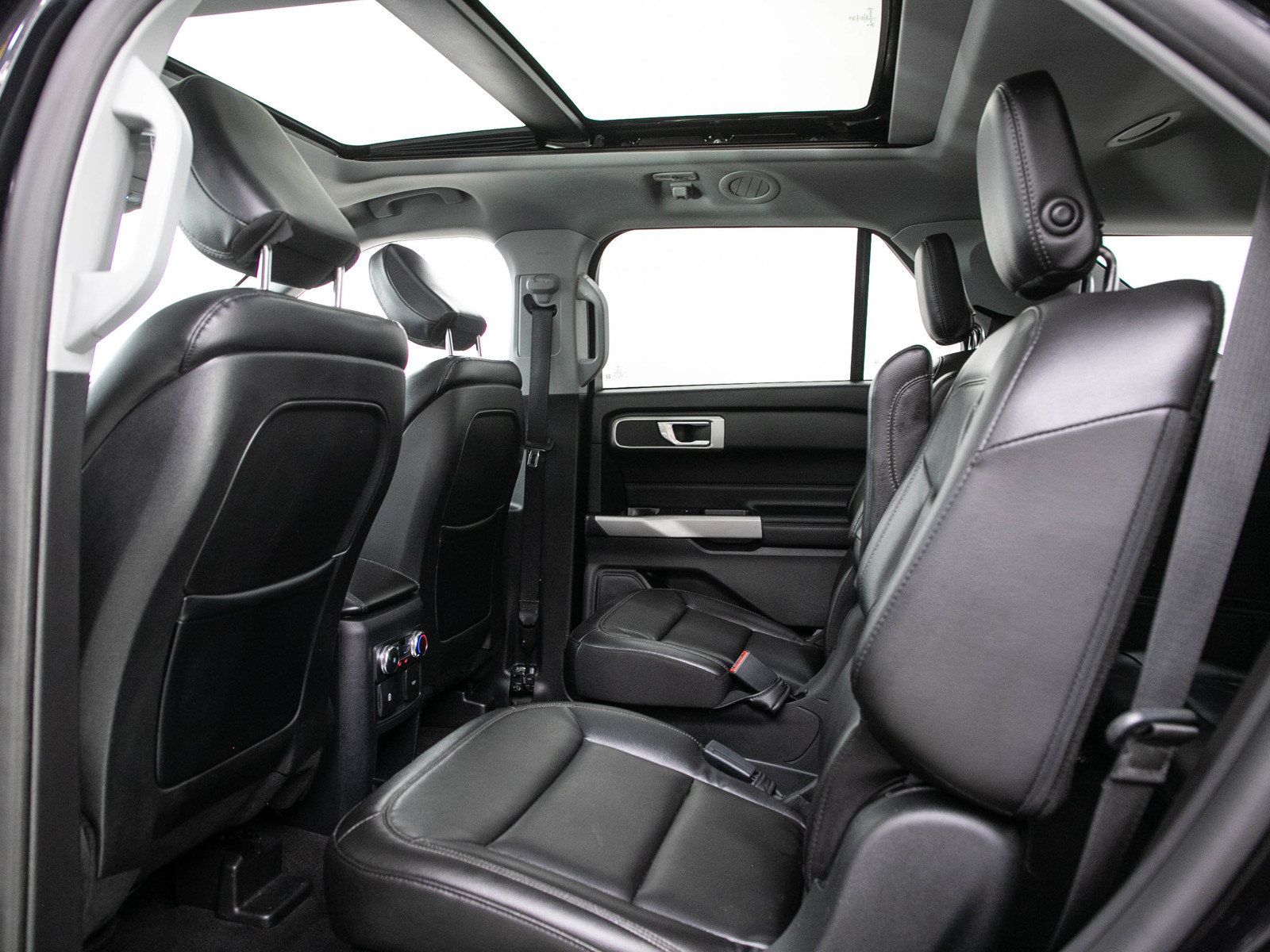 Used 2020 Ford Explorer XLT w/ Equipment Group 202A AWD/4WD image 17