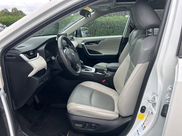 Used 2021 Toyota RAV4 XLE Premium image 16