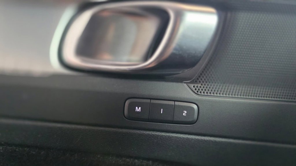 Used 2021 Volvo XC40 T5 Momentum w/ Climate Package image 23