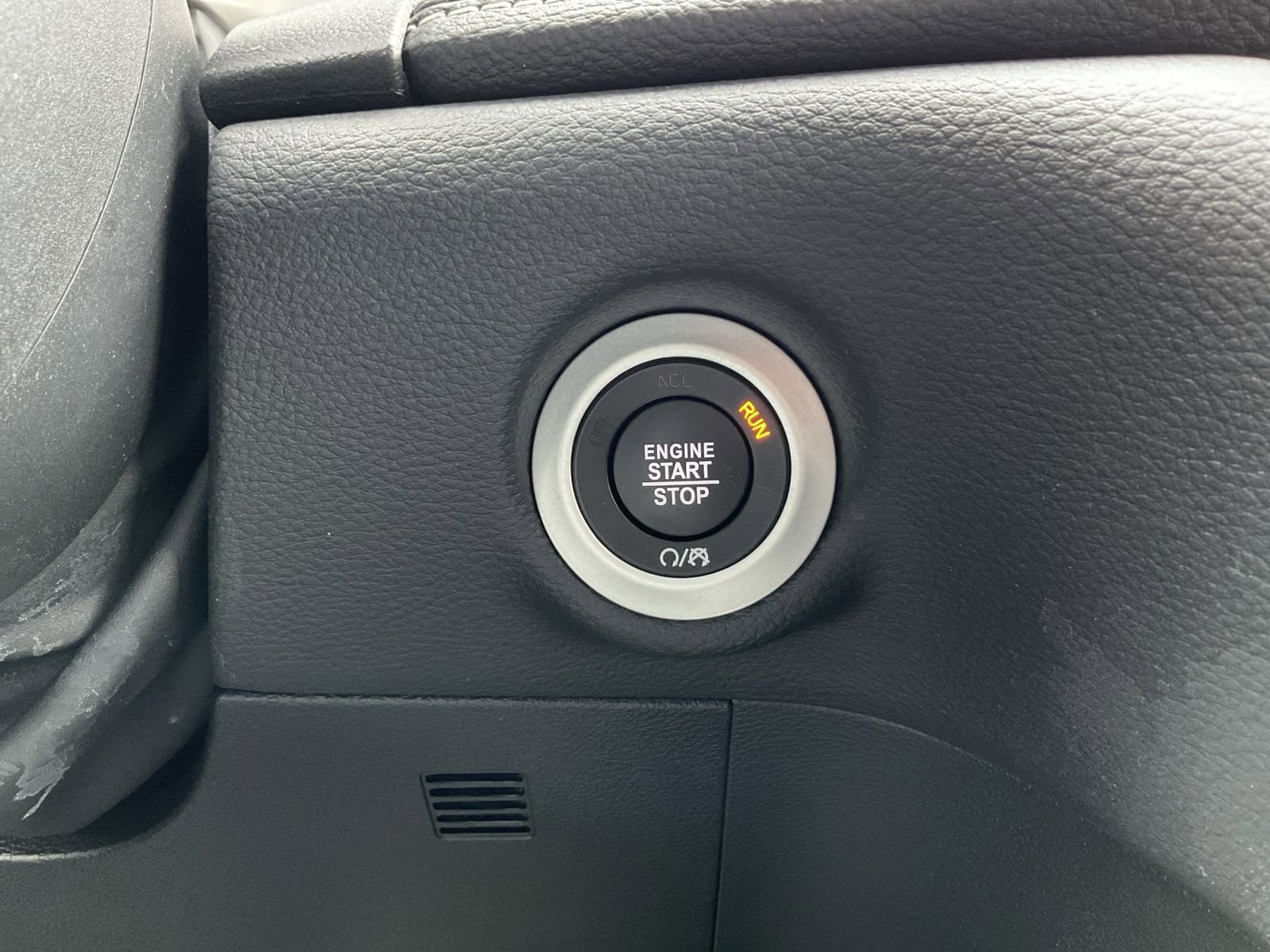 Used 2025 Chrysler Pacifica Select image 23