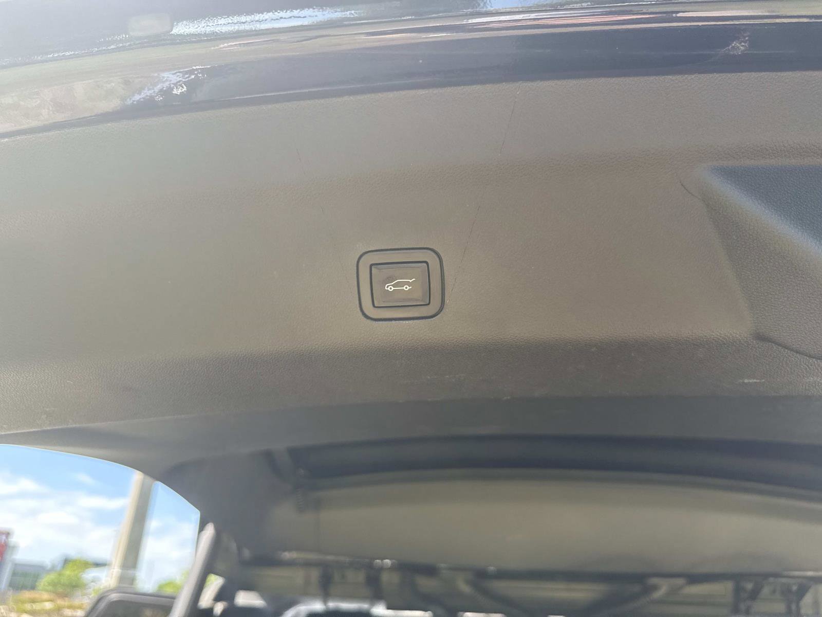 Used 2023 Chevrolet Tahoe Premier AWD/4WD image 12