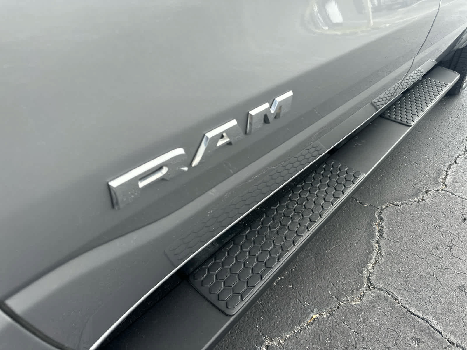 Used 2025 RAM 1500 Laramie w/ Advanced Safety Group II AWD/4WD image 11