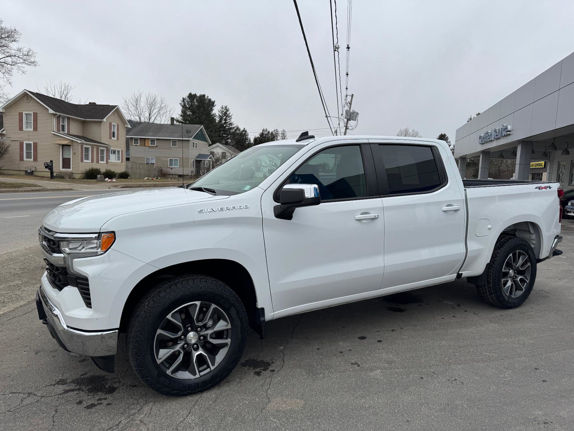Used 2022 Chevrolet Silverado 1500 LT image 2