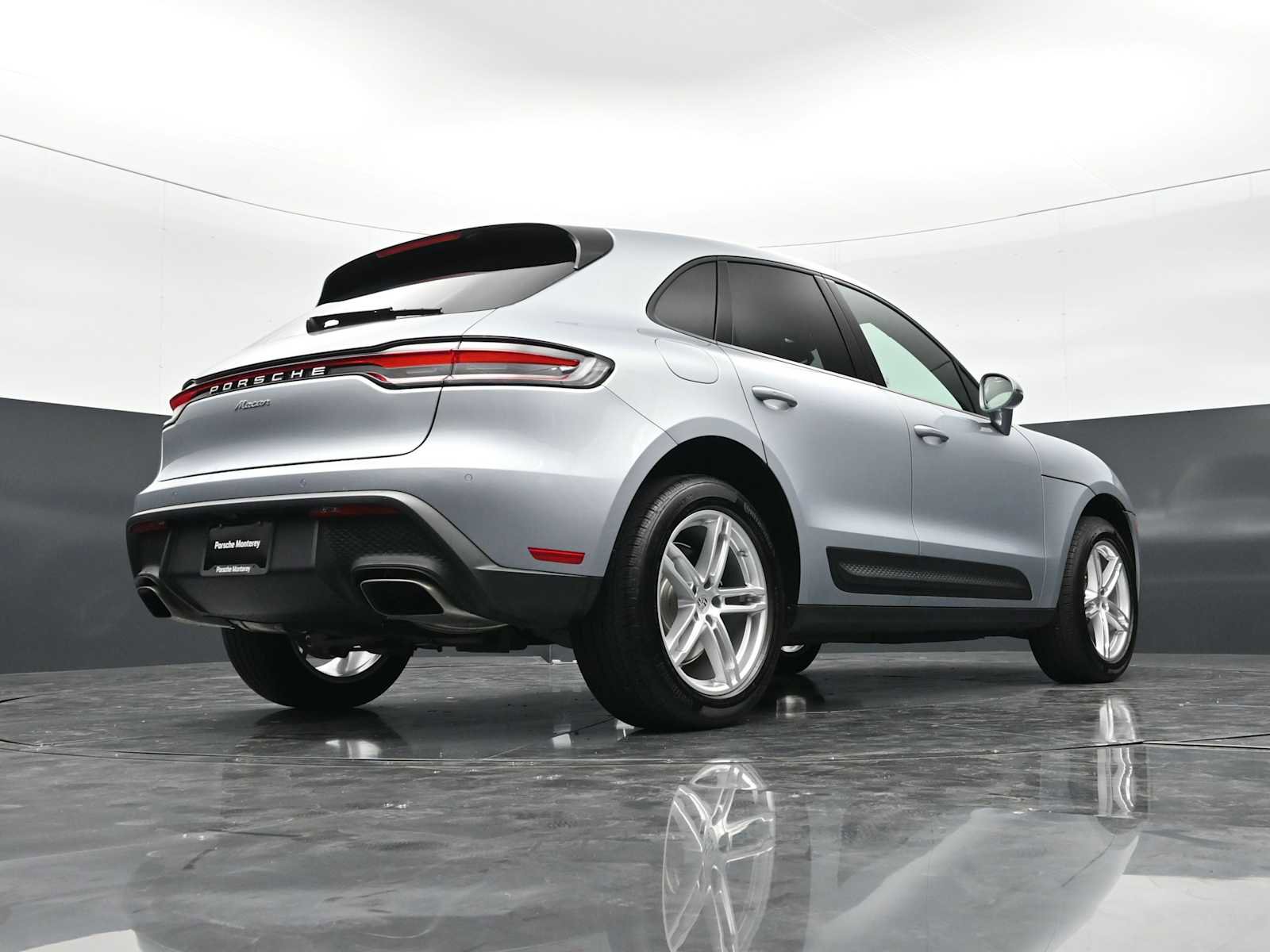 Certified 2025 Porsche Macan AWD/4WD image 39