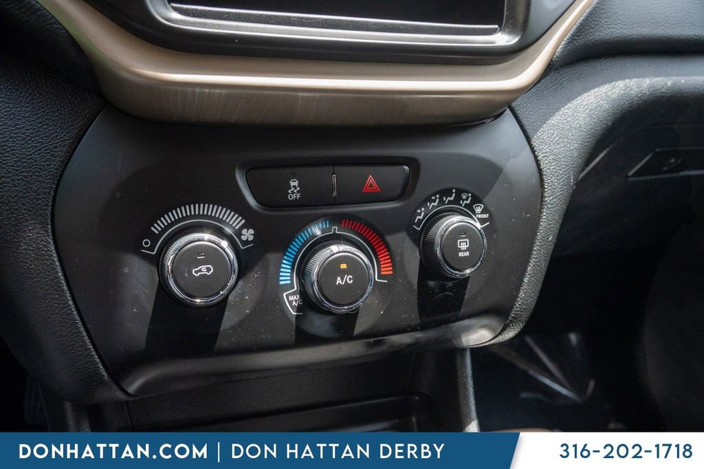 Used 2018 Jeep Cherokee Latitude w/ Altitude Package FWD image 9