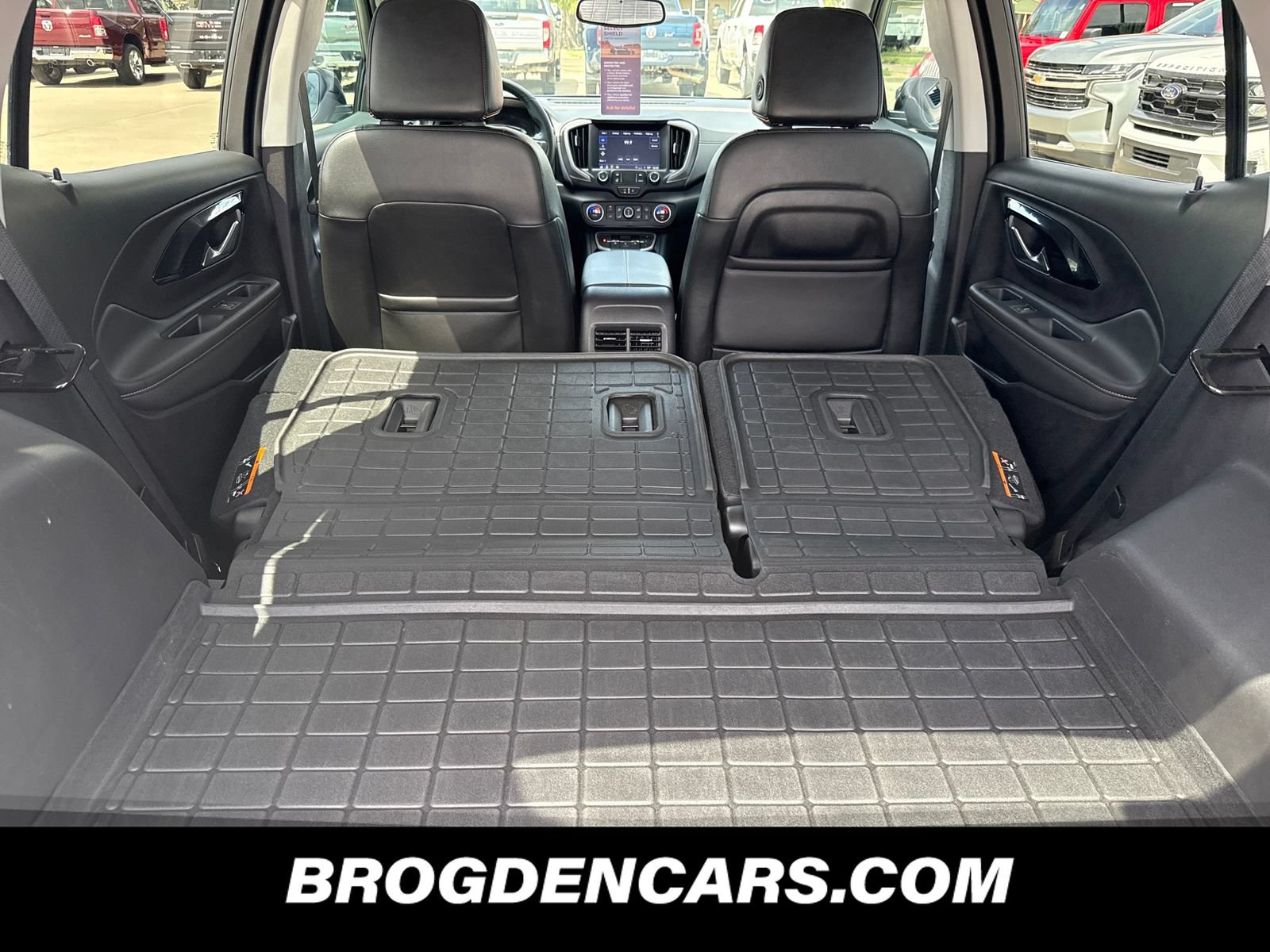 Used 2024 GMC Terrain AT4 AWD/4WD image 2