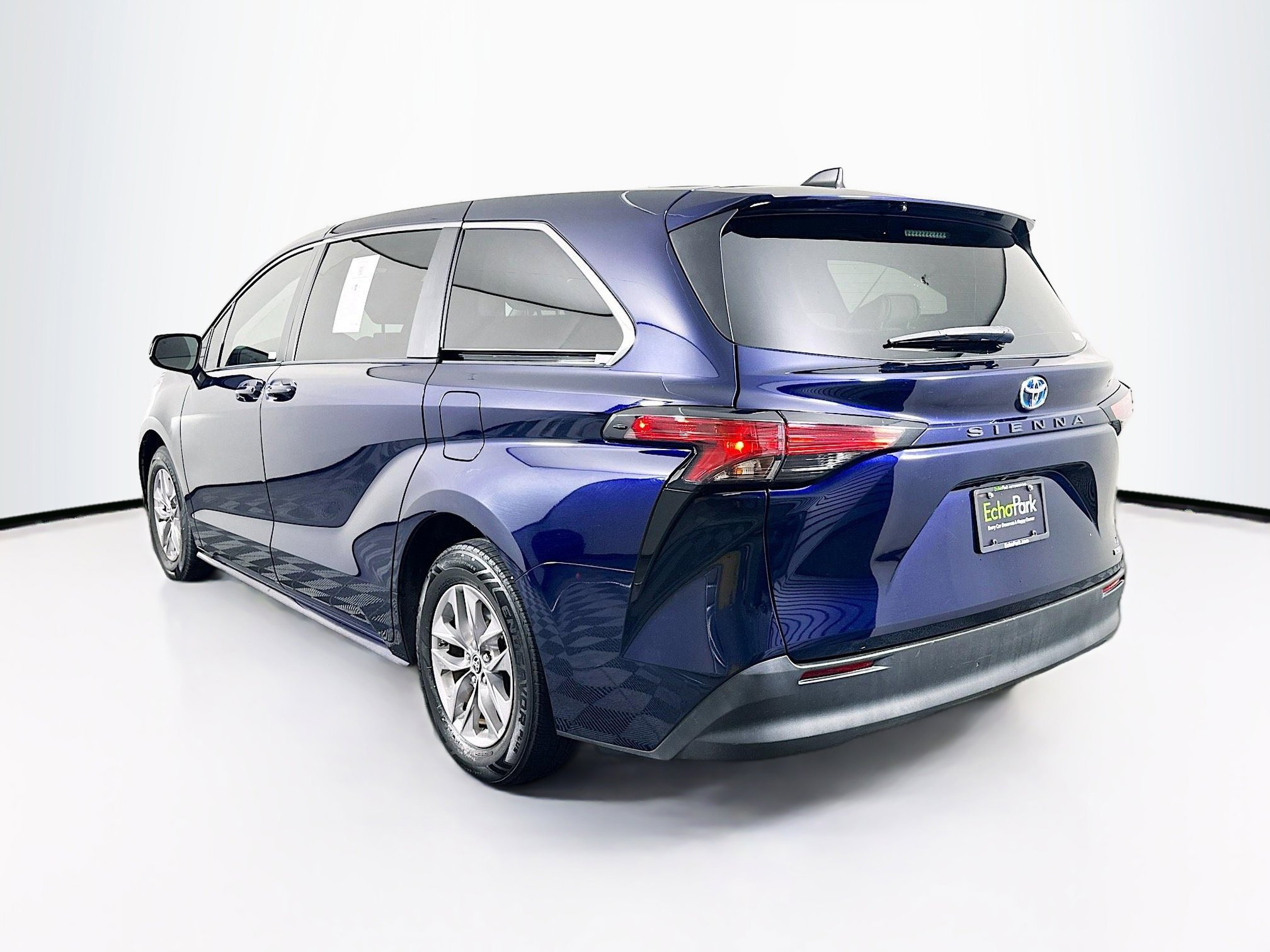 Used 2022 Toyota Sienna LE FWD image 5