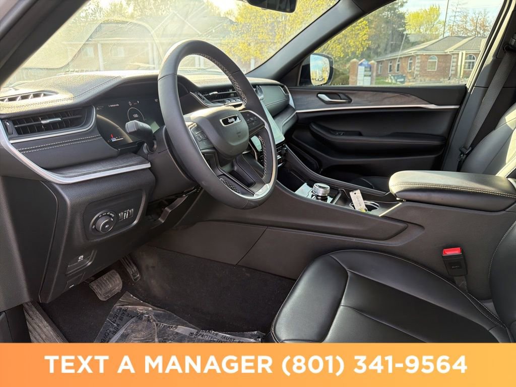 Used 2025 Jeep Grand Cherokee Limited w/ Black Appearance Package image 34