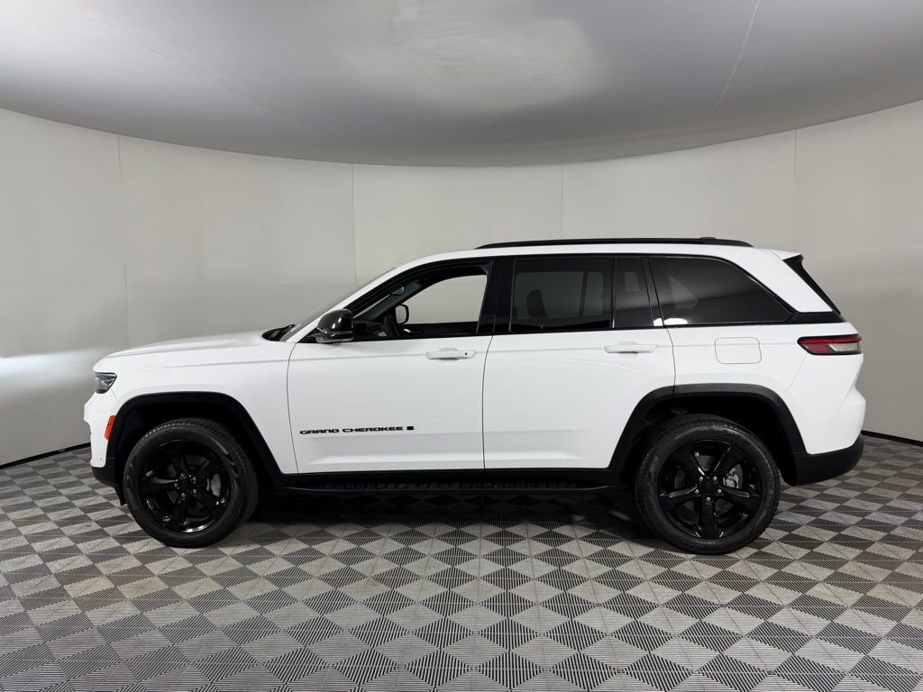 Used 2024 Jeep Grand Cherokee Limited w/ Luxury Tech Group II image 9