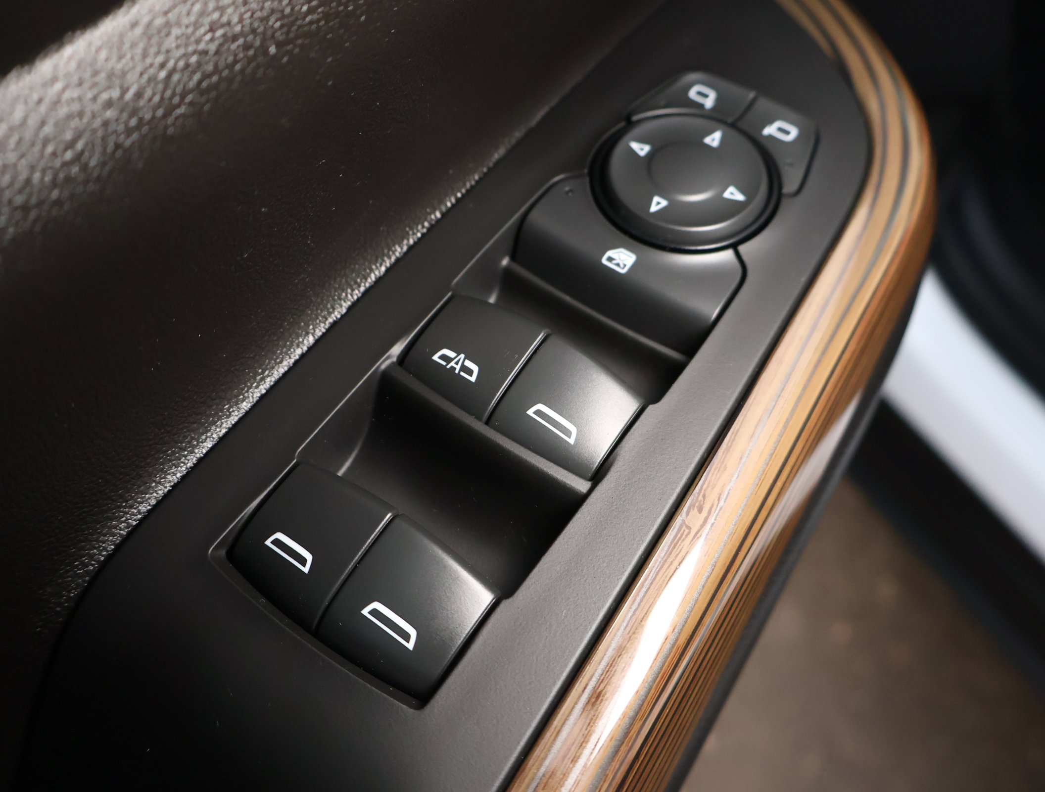 Used 2023 GMC Acadia SLE image 8