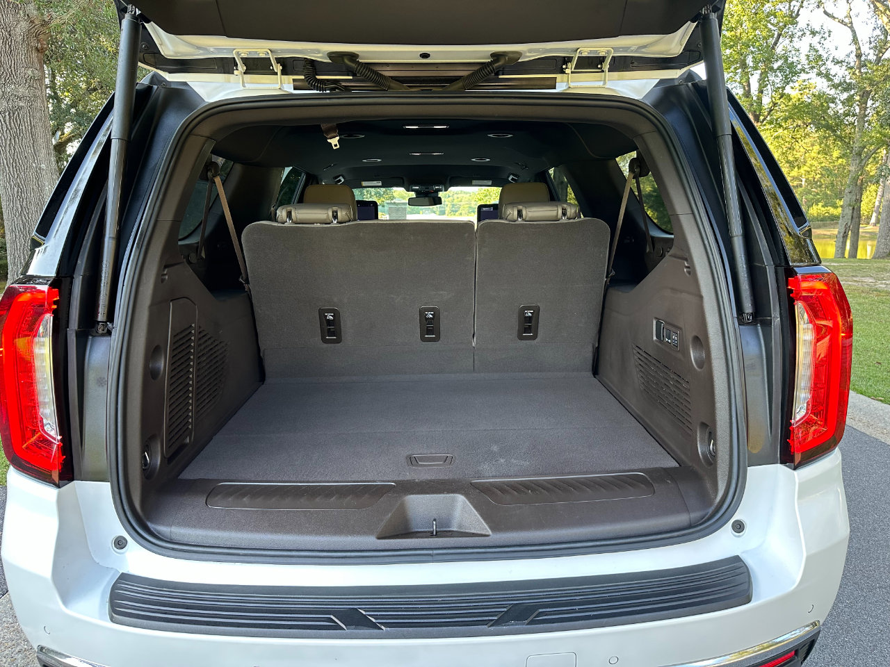 Used 2024 GMC Yukon XL SLT w/ SLT Luxury Package image 38